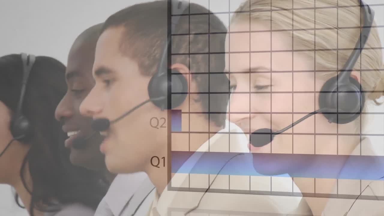 animación de estadísticas y procesamiento de datos sobre personas de negocios que usan auriculares telefónicos