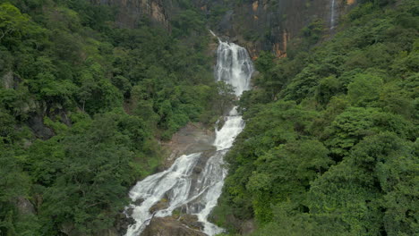 Aufnahme-Einer-Luftdrohnenaufnahme-Der-Ravana-Wasserfälle-An-Einem-Nebligen-Tag-In-Ella,-Sri-Lanka