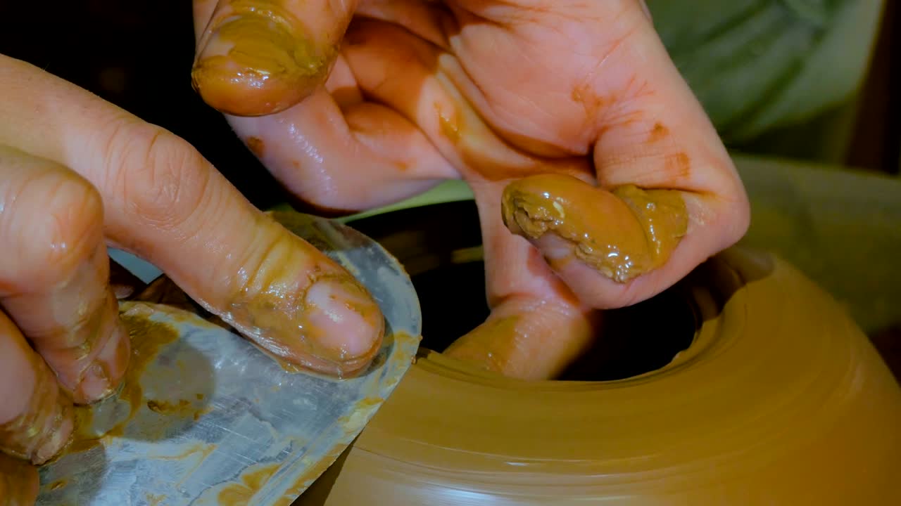 전문 도자기 도자기 작업실에서 특별한 도구로 도자기를 형성하는 그