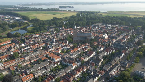 volando lejos de la hermosa iglesia grande en la ciudad fortaleza bellamente conservada naarden, los países bajos y revelando toda la ciudad