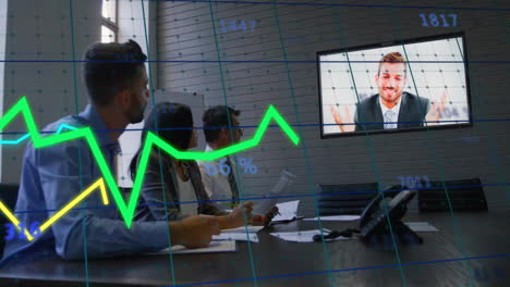 animación de gráficos y números, diversos colegas escuchando a un hombre de negocios a través de la pantalla de la computadora