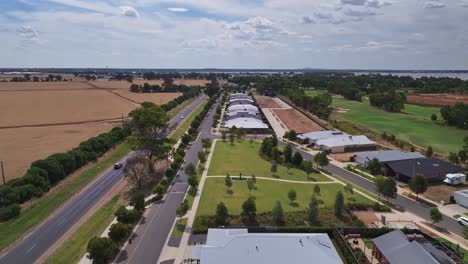 Antena-Junto-A-La-Autopista-Midland-Cerca-De-Yarrawonga-Y-Mostrando-Nuevas-Propiedades-Y-Campo-De-Golf