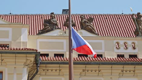 La-Bandera-Checa-Ondeando-En-Cámara-Lenta-Contra-El-Telón-De-Fondo-Del-Castillo-Real-En-Praga
