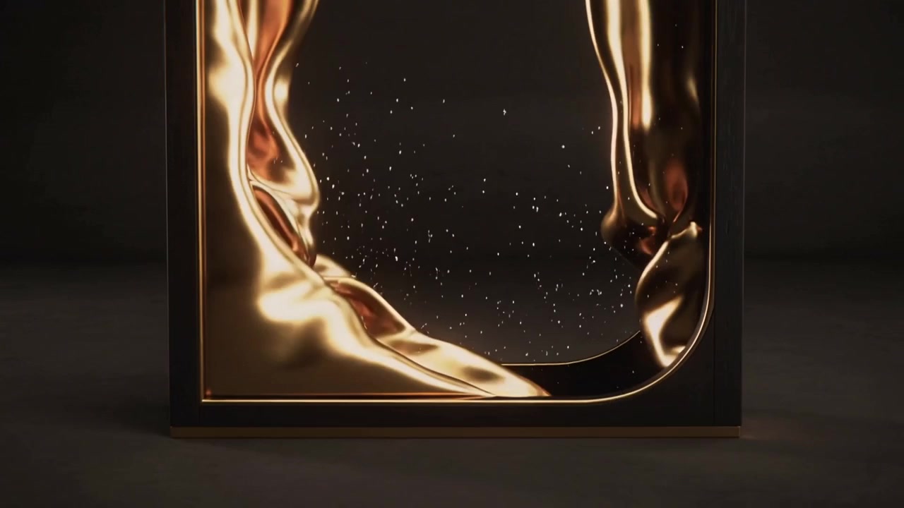Appare in alto a sinistra liquido dorato che scorre lungo i bordi interni di una cornice sottile su un pavimento scuro, formando pieghe.