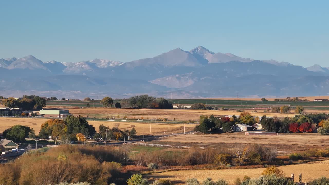 Il monte Longs Peak in Colorado, una montagna alta quattordicimila piedi che si erge sopra le fattorie e i campi circostanti