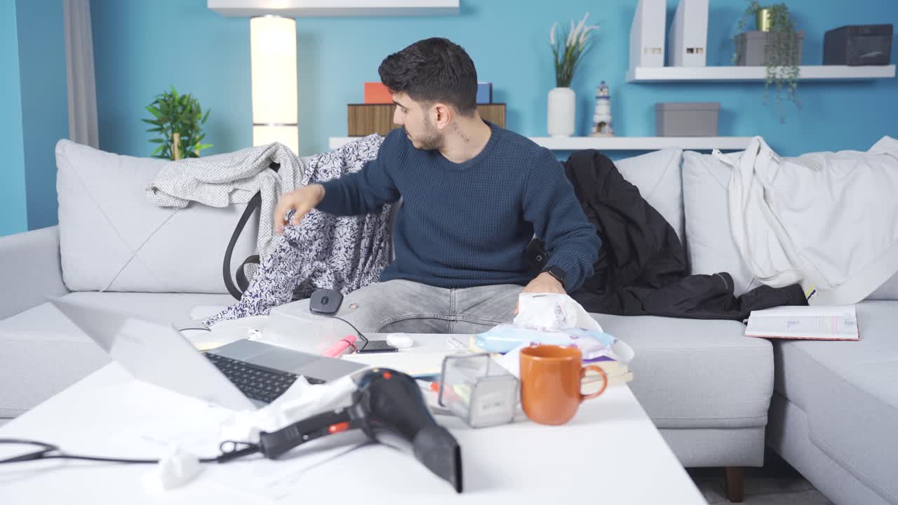 그의 무질서함과 게으름으로 고통받는 젊은이는 화를 내죠.