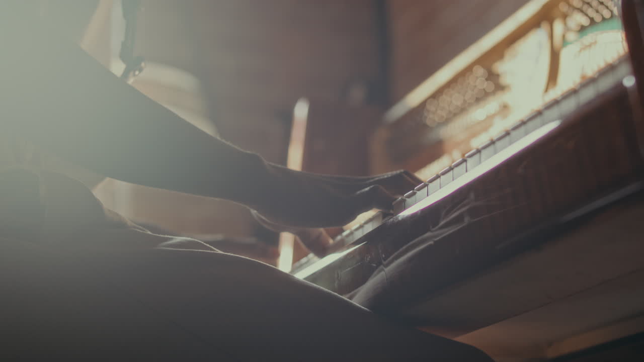 ピアノを弾く人