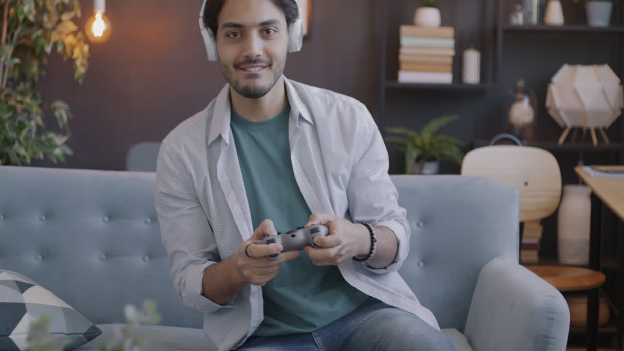 hombre jugando videojuegos en casa