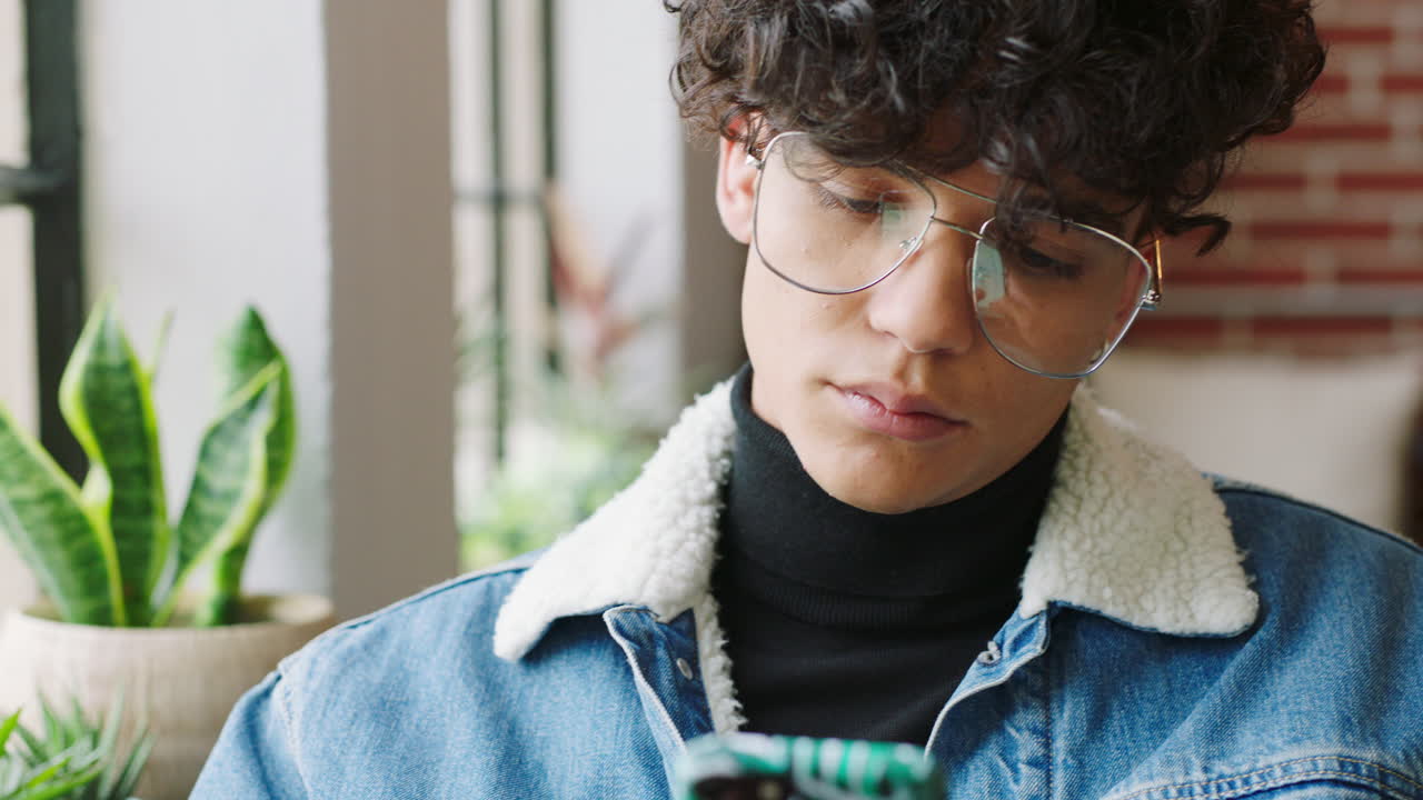 teléfono, gen z y las redes sociales de un hombre con móvil