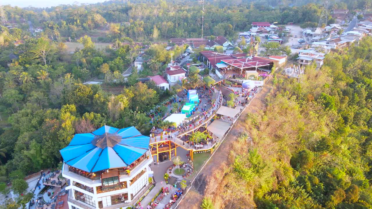Widok z drona na Heha Sky view, najlepszą restaurację do podziwiania panoramy miasta Jogja ze wzgórz w rejonie Gunungkidul.