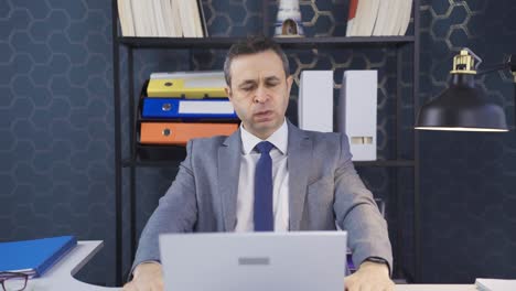 Worried-businessman-panicking-in-office,-stressing-about-work.