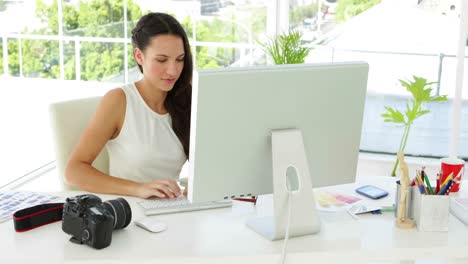 Attraktive-Geschäftsfrau,-Die-Konzentriert-An-Ihrem-Schreibtisch-Arbeitet