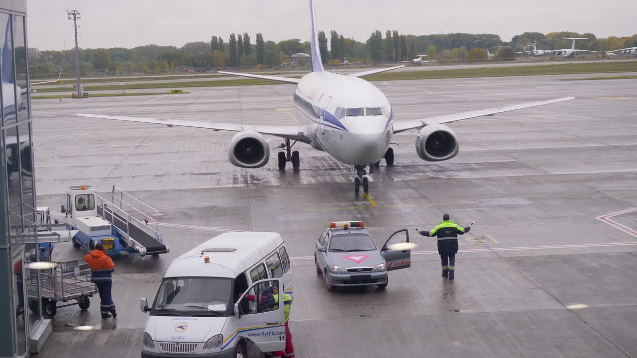 공항 게이트에 있는 비행기