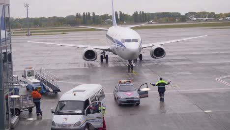 공항 게이트에 있는 비행기