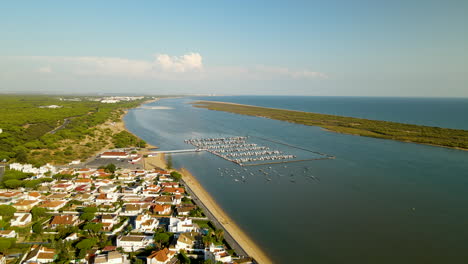 Luftflug-über-Die-Stadt-El-Rompido-Mit-Wunderschönem-Blick-Auf-Den-Atlantik-Und-Rio-Piedras-In-Spanien-Im-Sommer