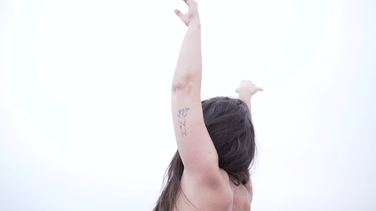 mujer practicando yoga al aire libre