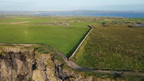 Acantilados-De-Moher-En-Irlanda,-Paisaje-Verde,-Fondo-Del-Océano,-Día-Soleado,-Vista-Aérea