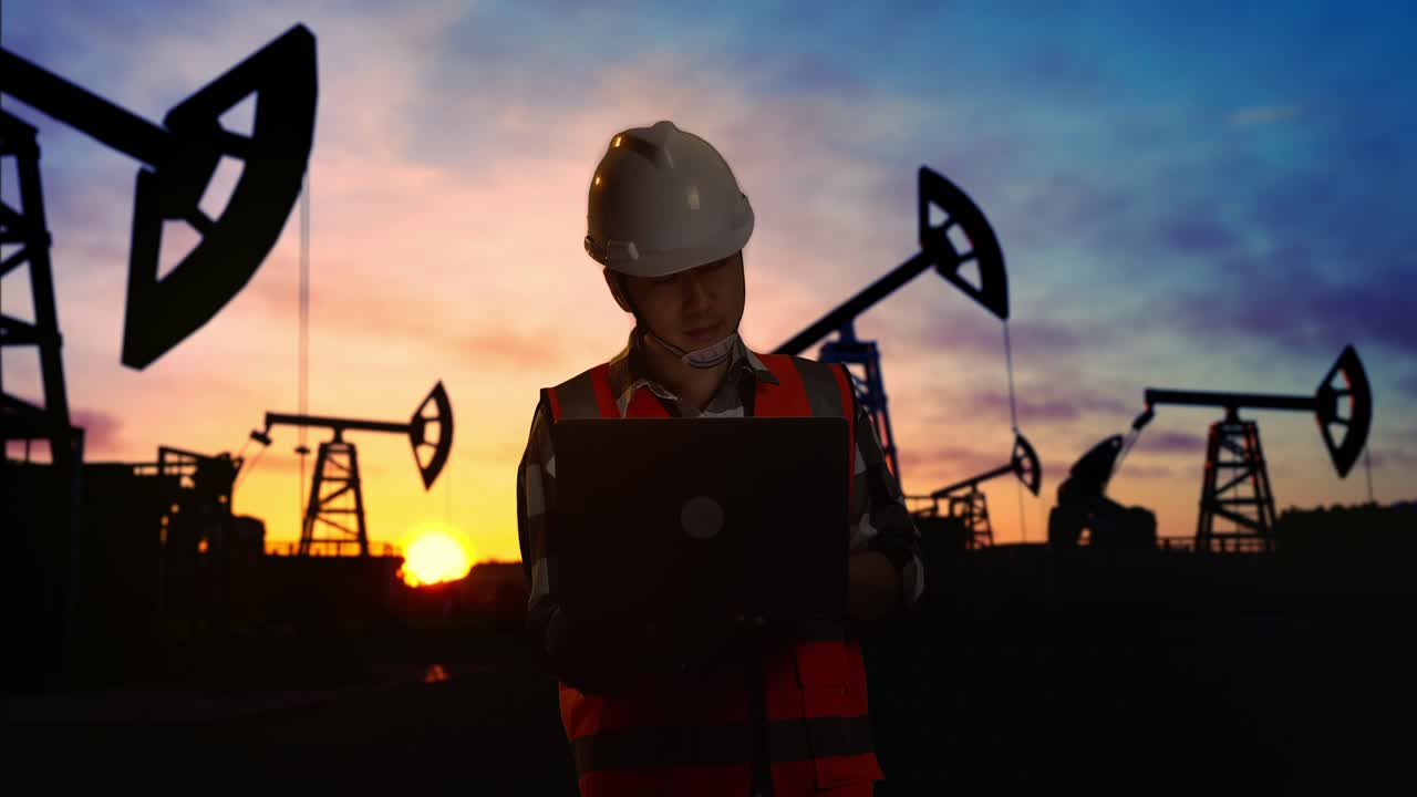 ingeniero de plataformas petroleras trabajando al atardecer