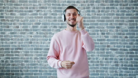 hombre bailando con auriculares