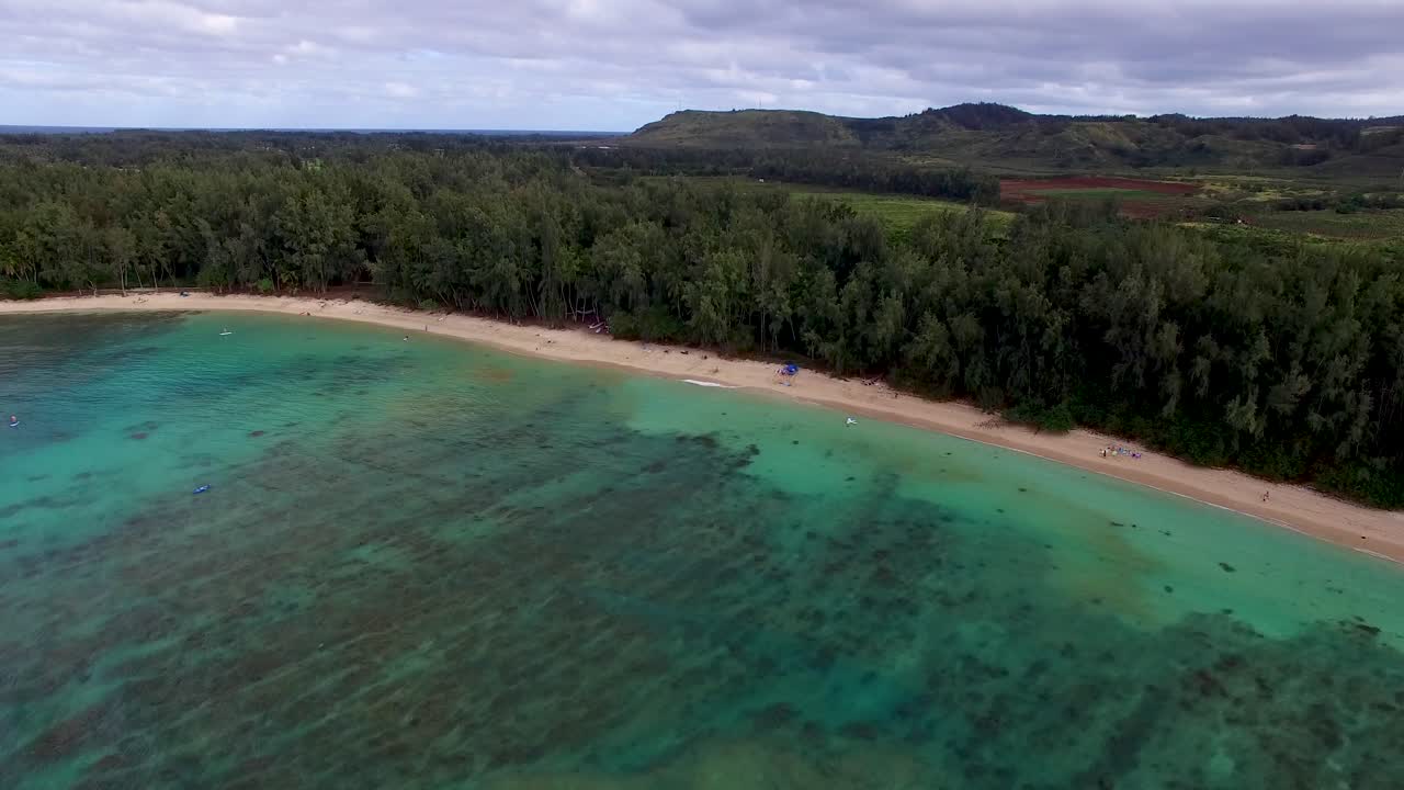 Ripresa aerea del Kawela Bay Beech Park vicino al Turtle Bay Resort alle Hawaii
