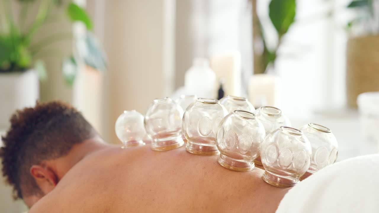 primer plano de un hombre disfrutando de una terapia relajante