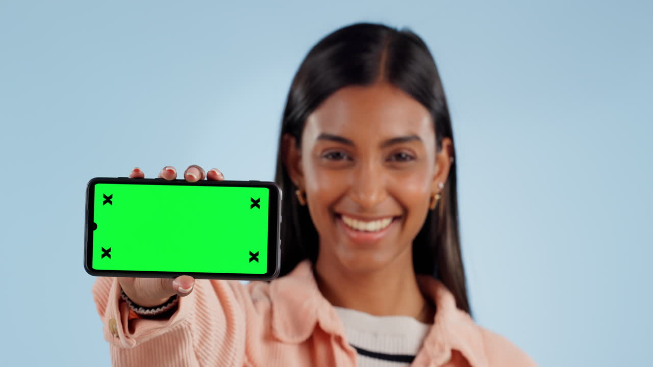 mujer feliz, teléfono y pantalla verde con maqueta