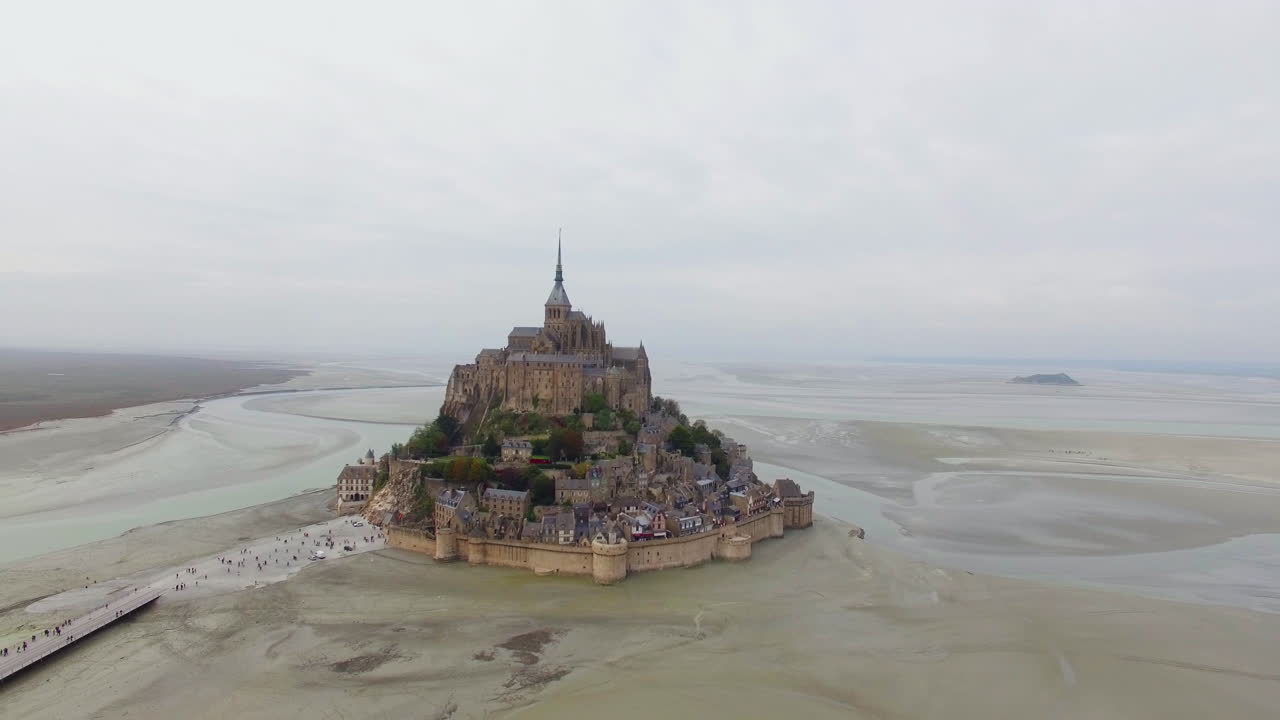 castelo francês em uma pequena ilha na frança drone le mont saint michel tiro ao largo na normandia arquitetura gótica típica classe patrimônio mundial da unesco