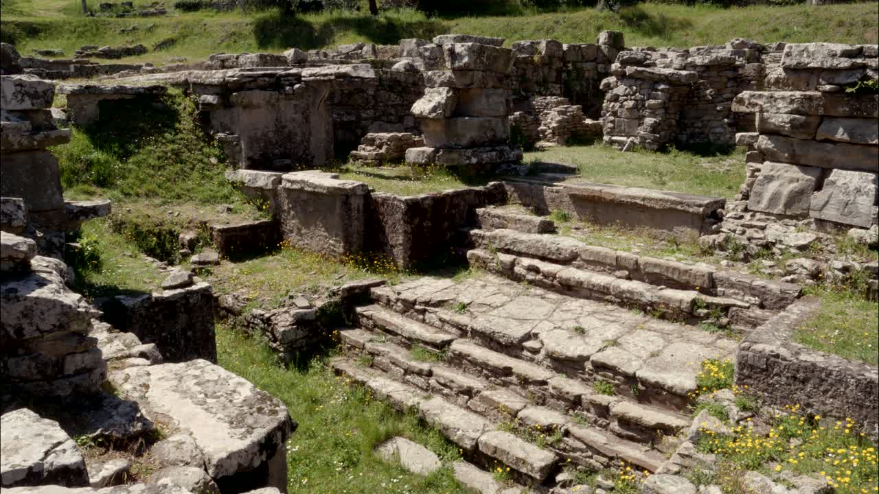 Antiguas ruinas de piedra de un sitio arqueológico en un día soleado