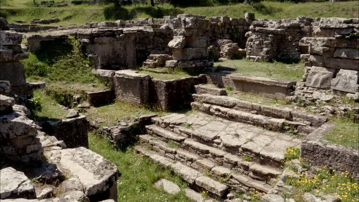 Antiche rovine in pietra di un sito archeologico in una giornata di sole