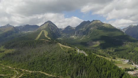 Descripción-General-Del-Bosque-De-Pinos-Cerca-De-La-Ciudad-De-Štrbské-Pleso-En-La-Alta-Montaña-Tatras-En-Eslovaquia---Toma-Aérea