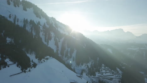 un avión no tripulado volando por una montaña al amanecer