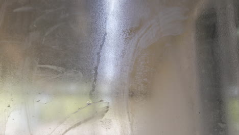 condensación en una ventana sucia