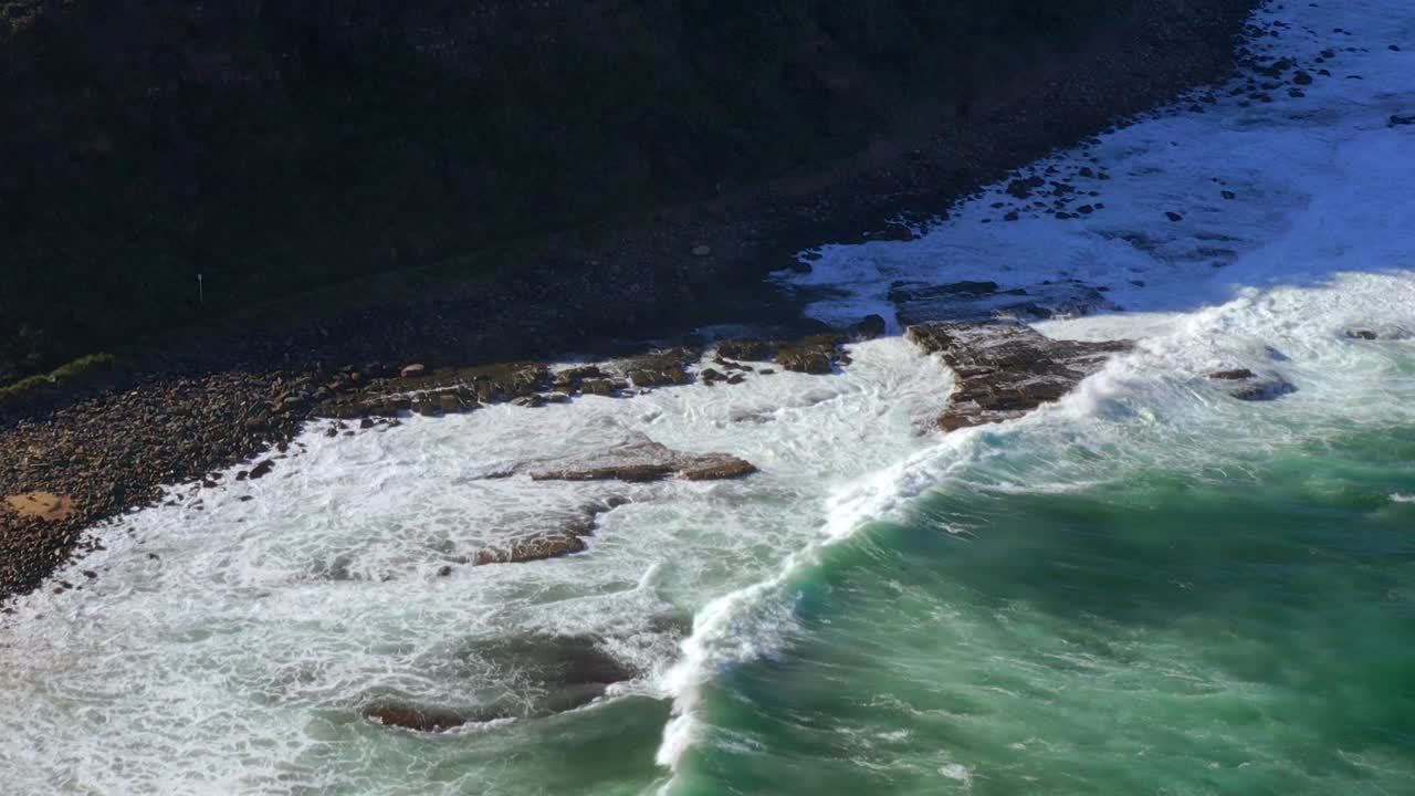 olas rodando en la orilla en la playa de garie en el parque nacional real, australia - toma aérea