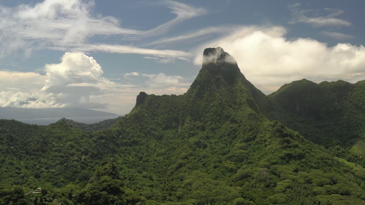 fotografía aérea de una espectacular montaña cubierta de exuberante vegetación en la isla de mo'orea