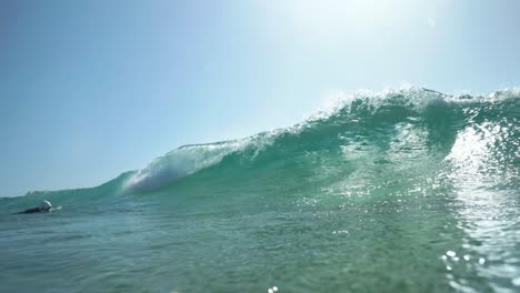 Punto-De-Vista-De-Surfista-Flotante-De-Una-Gran-Ola-En-Cámara-Lenta