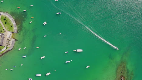 toma aérea sobre las coloridas aguas verdes de buzios, brasil.