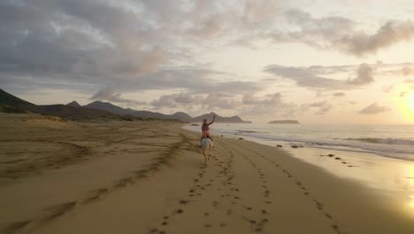 Ecuestre-Femenina-Con-Una-Mano-En-Alto-Disfruta-De-Un-Paseo-A-Caballo-Con-Un-Amanecer-Romántico