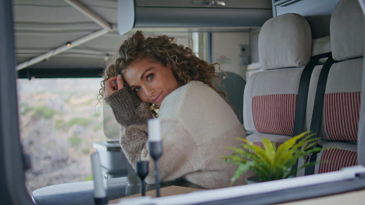 turista feliz posando campervan en viaje de fin de semana en primer plano. mujer sentada en el remolque