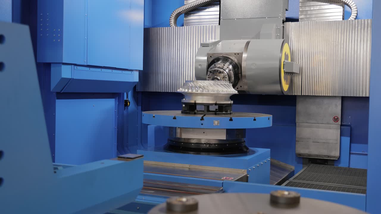 lavorazione dei metalli macchina di fresatura cnc. taglio del metallo tecnologia di lavorazione moderna.