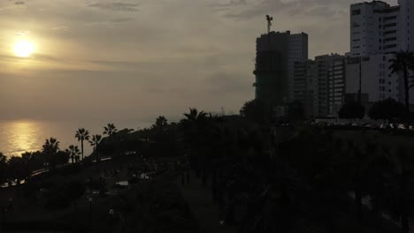Luftaufnahme-Des-Sonnenuntergangs,-Aufgenommen-An-Der-Küste-Von-Costa-Verde-In-Der-Stadt-Lima-In-Peru
