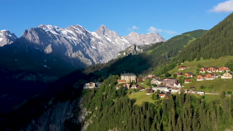 filmación cinematográfica con drones de murren, un tradicional pueblo de montaña walser en las tierras altas de bernese en suiza