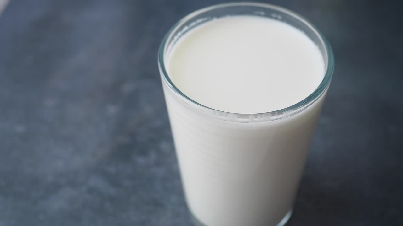 un vaso de leche