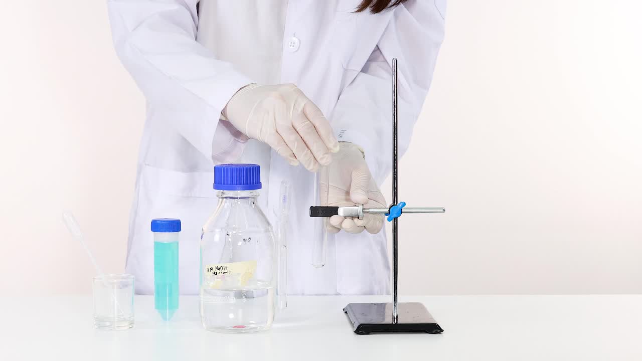 Scienziato esegue una reazione di NaOH in laboratorio