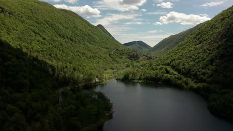 hermosa vista de un pequeño lago entre montañas