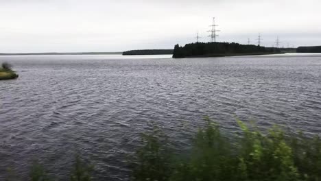 Conducir-En-El-Coche-Cerca-De-Los-Lagos,-Llanuras