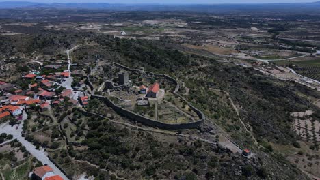vista aérea del antiguo castillo rodeado por un antiguo pueblo en portugal