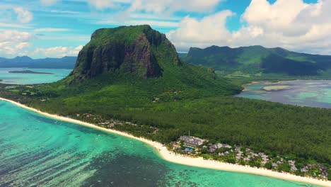 Hermosa-Vista-De-Pájaro-Del-Monte-Le-Morne-Brabant-Y-Las-Olas-Del-Océano-índico-En-Mauricio