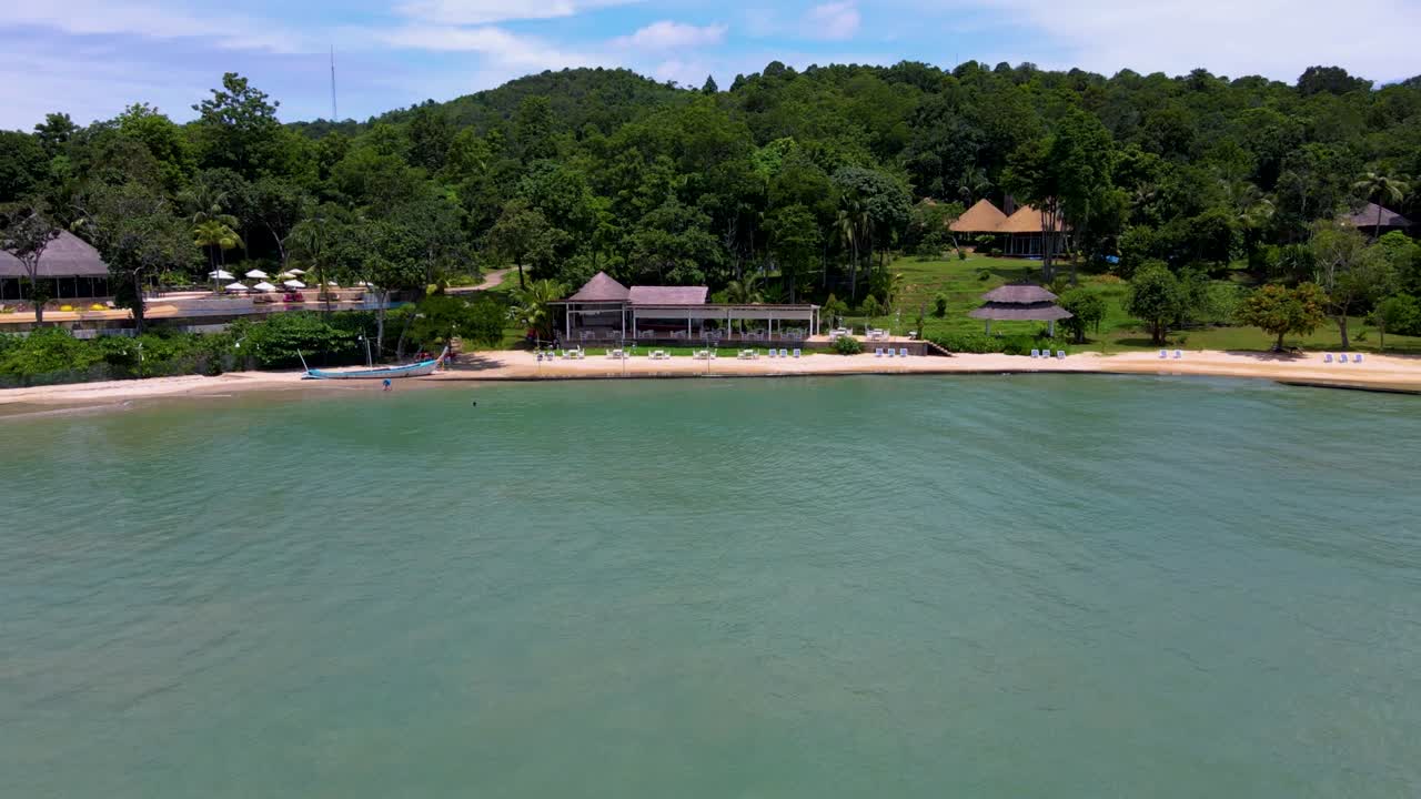 una pareja en un kayak en el océano de phuket, tailandia, hombres y mujeres en un kayak en una isla tropical con palmeras y bosque de manglares.