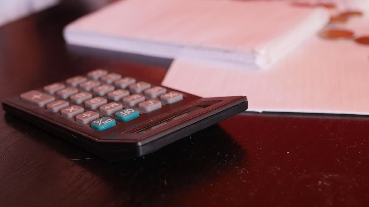 video de cerca contando dinero en 4k