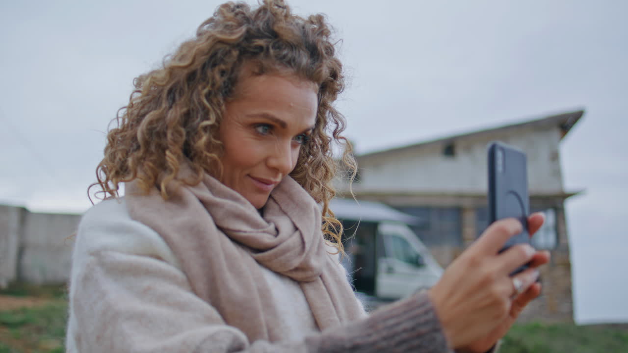 mujer influyente filmando vacaciones en la naturaleza nublada en primer plano de la cámara del teléfono inteligente.